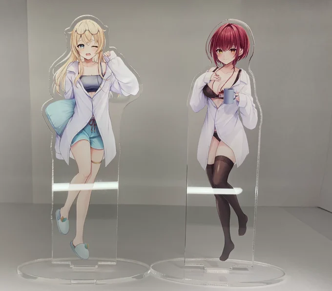 【#C104 頒布物情報】(1/4) 簡易スタジオで申し訳ない…! アクリルスタンドです! 白い線はライト