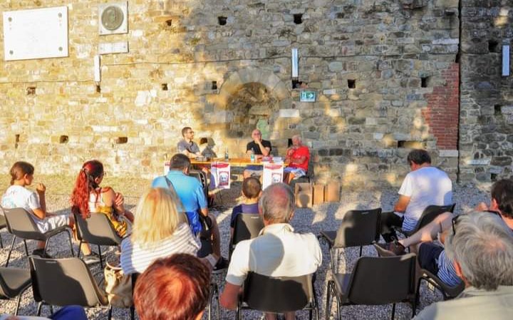 ArciValdiMagra's tweet photo. 📚🚩 Una buona partecipazione ieri tardo pomeriggio in Piazza Querciola a #CastelnuovoMagra per la presentazione del #libro "Io #Adelmo Cervi: il #ribelle dei campi rossi" organizzata dal locale Circolo #Arci con Adelmo #Cervi e Franco #Zunino, presidente Arci #Savona 📸👇 https://t.co/DPYAuctbQe