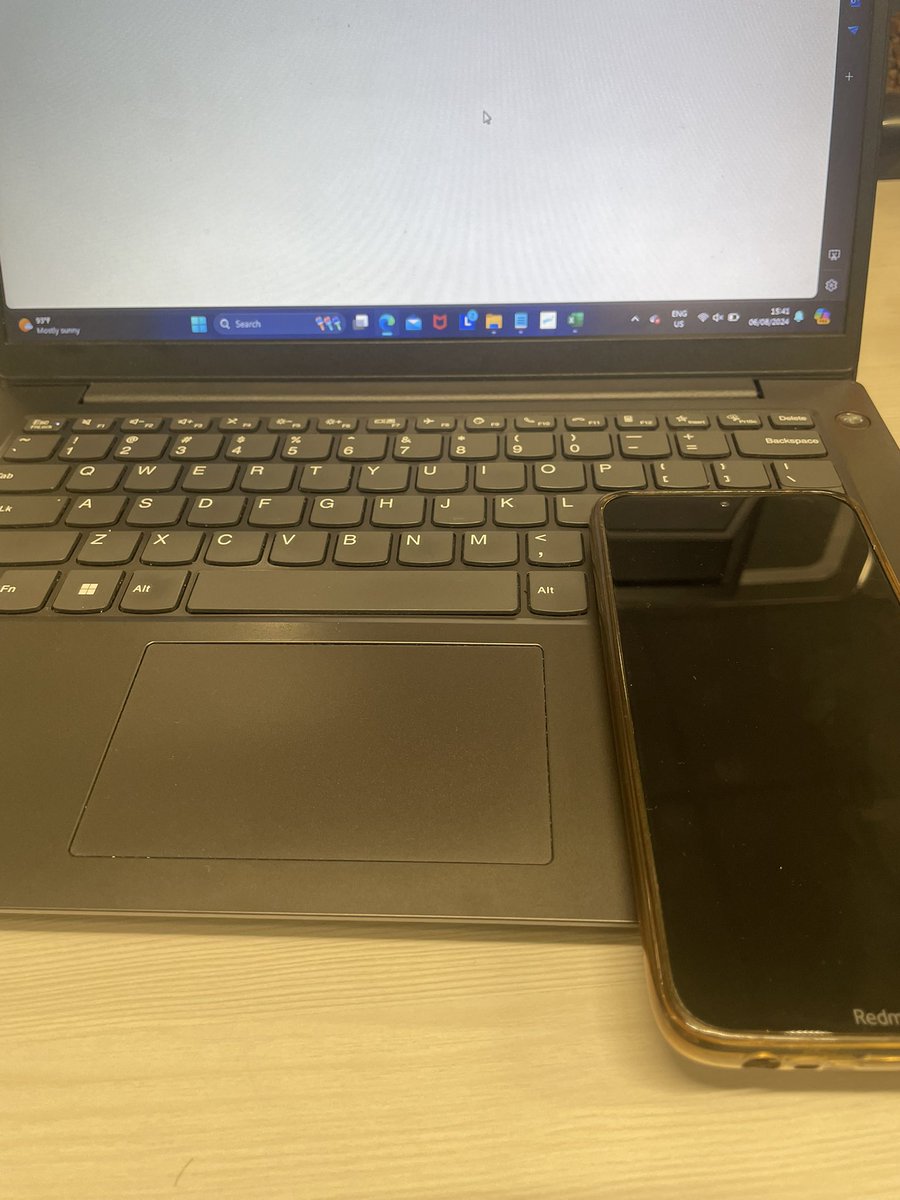 Emir_MRK's tweet photo. Udah dikasih laptop sama hp buat kerja di kantor = kerjaan makin banyak https://t.co/VlEqu8qzcI