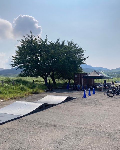 aso_kuju_np's tweet photo. 8月9日まで、阿蘇山ヘリポート前の駐車場でヤマハ発動機の電��マウンテンバイクのレンタサイクルを行います。10：00～16：00まで受付は明日が現地、後半は阿蘇火山博物館エントランスで行います。パンプトラックを設置します。山上を自転車で自由にお楽しみください！ #阿蘇くじゅう国立公園 #ASO https://t.co/p7R7xH7B7C
