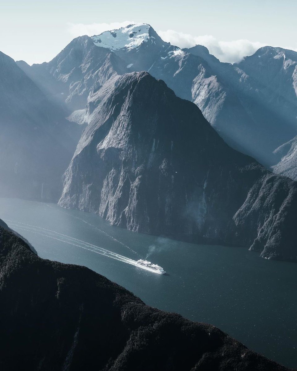 earthcurated's tweet photo. Breathtaking views in New Zealand. https://t.co/VzGi6bBjAA