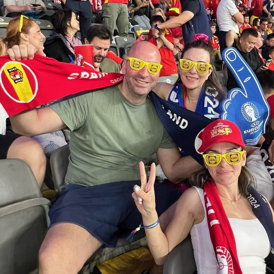 Στο #teamLidl ζήσαμε την εμπειρία του UEFA EURO 2024 από κοντά! Ένας τυχερός Lidler με το παιδί του και 3 ακόμα τυχεροί Lidlers με το +1 τους έζησαν μοναδικές στιγμές παρακολουθώντας ζωντανά έναν αγώνα στο Βερολίνο. 🙌⚽️