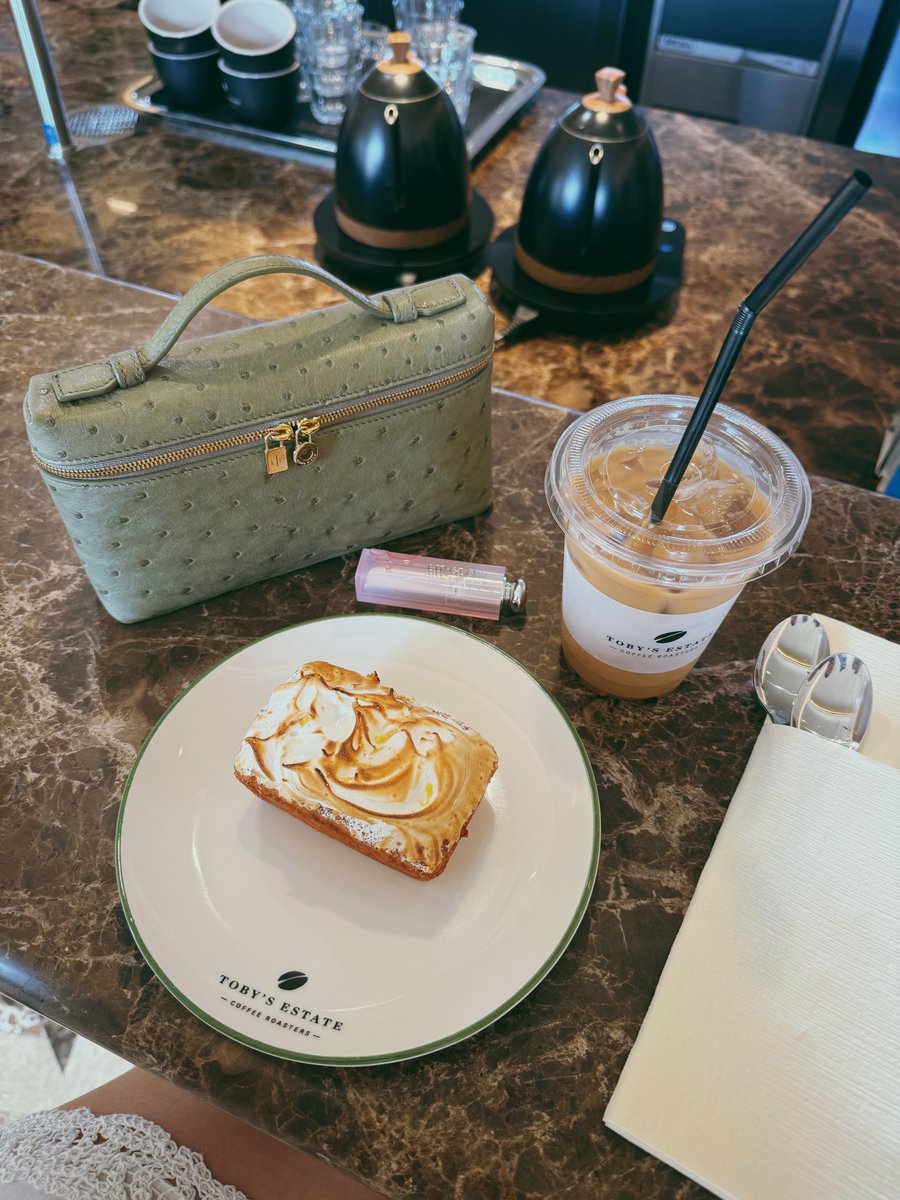 Coffee date ☕️🩷
#CaratBlanc #ChicCaprice #PetitJolie
caratblanc.com/products/chic-…