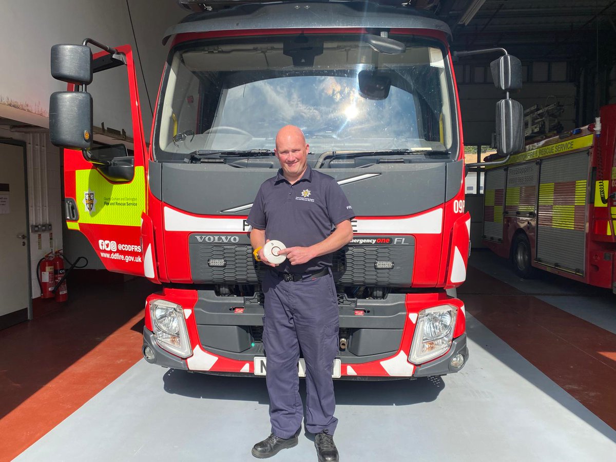 🚨 Working smoke alarms save lives.🚨
That's the message from Seaham Firefighter Phil Davison who is urging everyone to  to check their smoke alarms are working this #TestItTuesday.
To have your smoke alarms installed or replaced for FREE visit: ddfire.gov.uk/referral-form