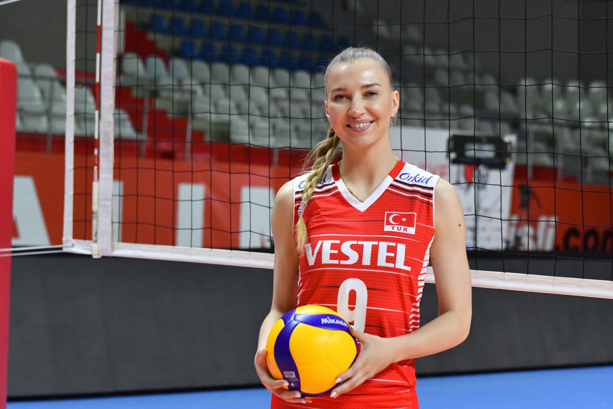 antihan12's tweet image. Onların bu set ki performanslarından istiyorum çok iyisiniz bravo kızlar #meliha #derya #FileninSultanları