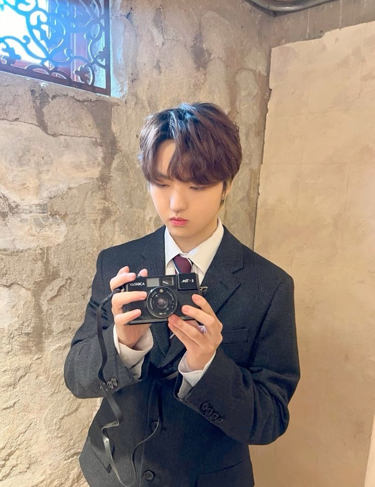 hourly_junghoon's tweet photo. cutest cameraman ever https://t.co/F9tSpesVGm