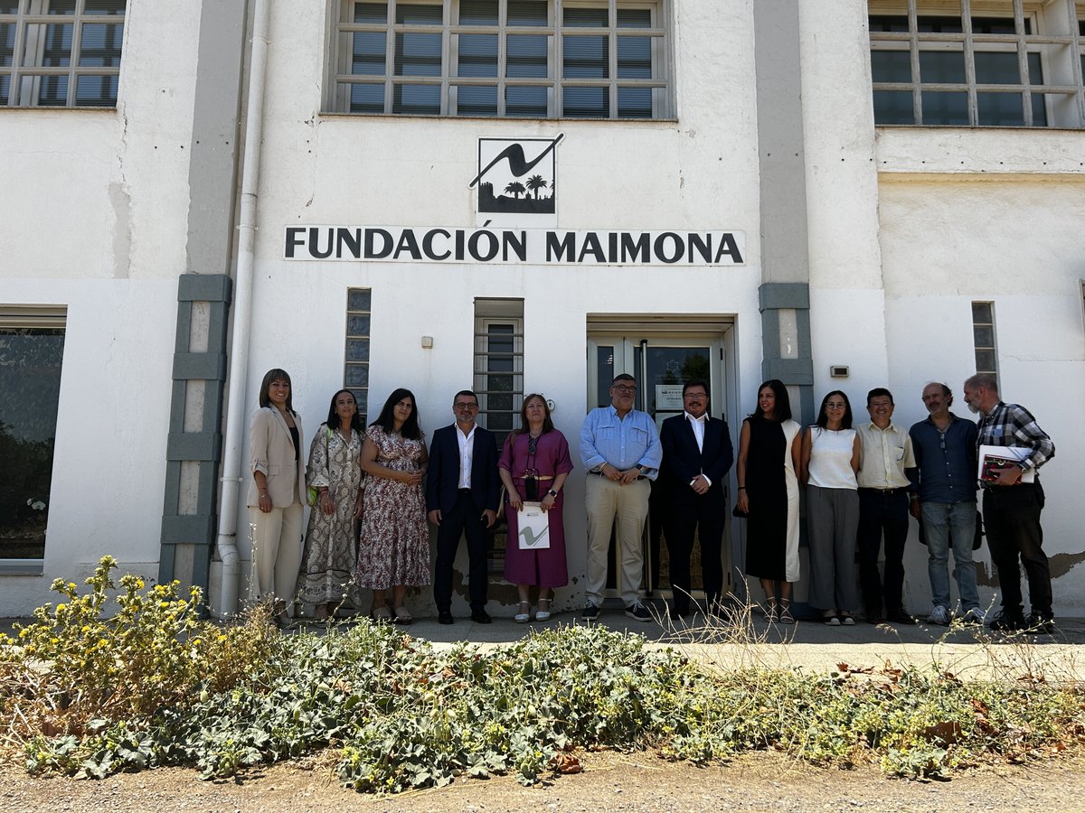 El consejero de Economía, Guillermo Santamaría, apoya a la Cooperativa Virgen de la Estrella en su proceso de internacionalización 🌍. Celebran su 60 aniversario 🎉 y avanzan en digitalización. Pueden contar con ayudas de la Junta de Extremadura para crecer e innovar. #Innovación