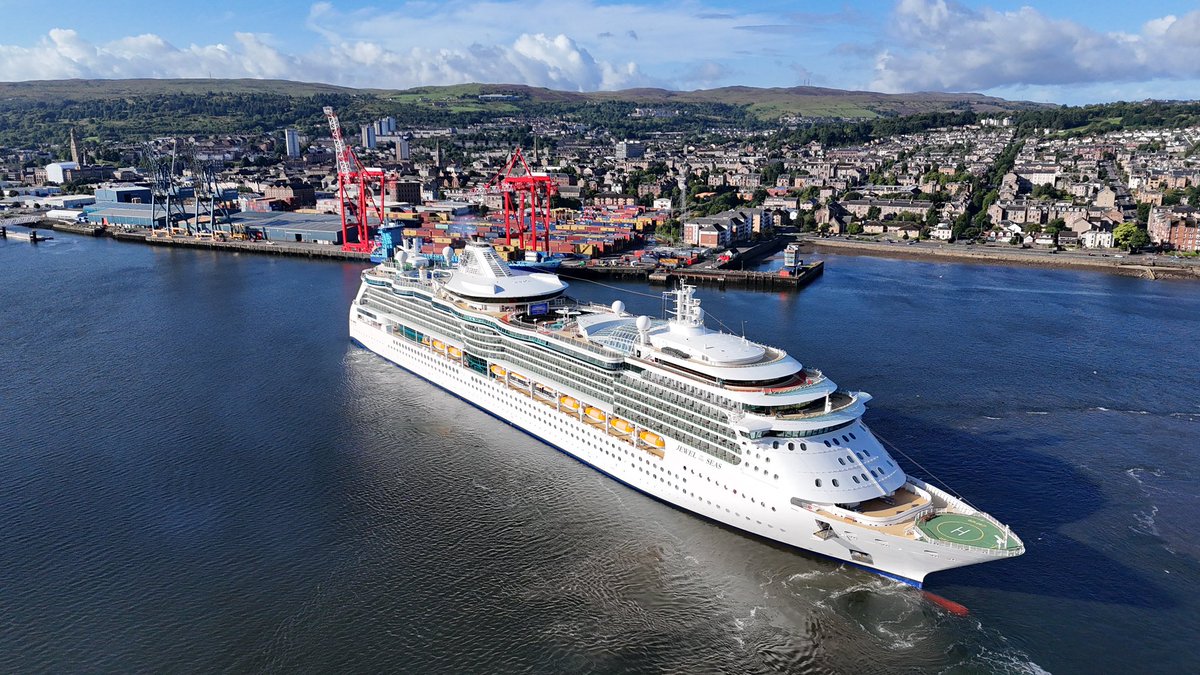 What’s beautiful morning for the <a href="/RoyalCaribbean/">Royal Caribbean</a> cruise ship #Jeweloftheseas to sail up the #Clyde passing #Gourock for the cruise terminal at #Greenock. 
<a href="/discinverclyde/">Discover Inverclyde</a> <a href="/ThePhotoHour/">#ThePhotoHour</a>