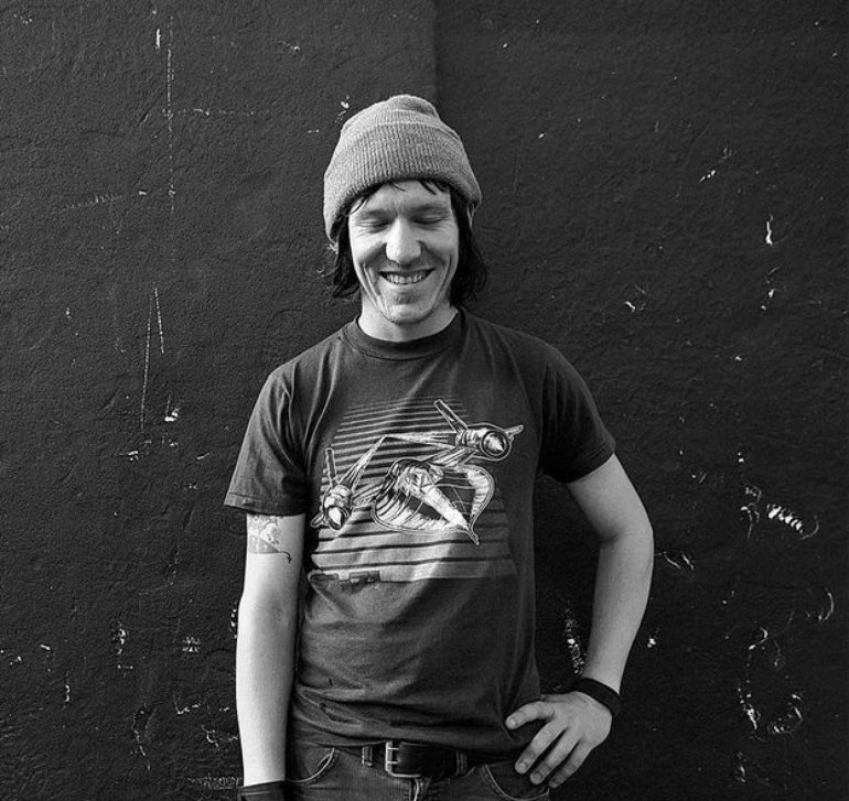 thejunebugfreak's tweet photo. Today, Elliott Smith would've turned 55. Happy birthday to this amazing artist who made some of the most startlingly raw, powerful, and gorgeous music ever. My favorite male songwriter of all time! ♡ https://t.co/rfSVLKcPxA