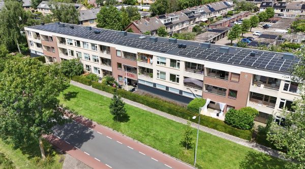 Kennemer Wonen heeft de duurzame renovatie van 144 huurwoningen afgerond! 🌍🏡 De woningen zijn nu klaar voor een toekomst zonder aardgas en hebben energielabel A. Meer weten? Check onze website: Kennemer Wonen #duurzaamheid #warmtetransitie #energiebesparing