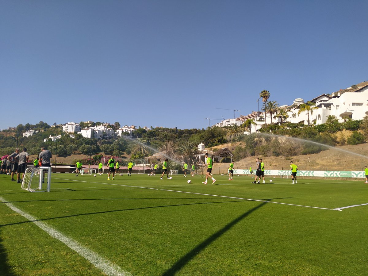 ¡El <a href="/RealBetis/">Real Betis Balompié 🌴💚</a> ya trabaja en Marbella! 💚💪

➡️ Sigue toda la actualidad del equipo en <a href="/RTVBetis/">Real Betis RTV</a> con nuestro enviado Eloy Pineda. 

📺 14:30h | 'TAV'  

🎙 15:00h | 'Hora Betis'