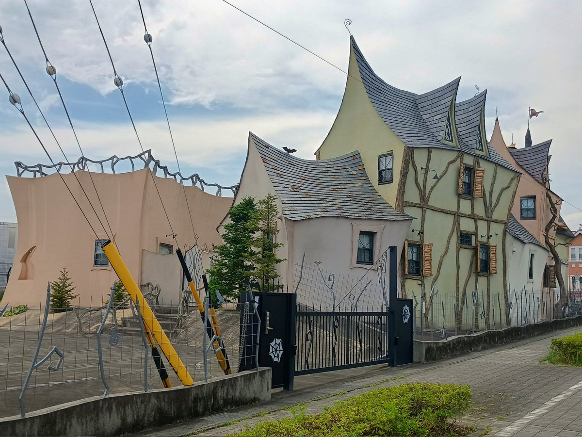 ガイドブックには載らない建物たち tweet media