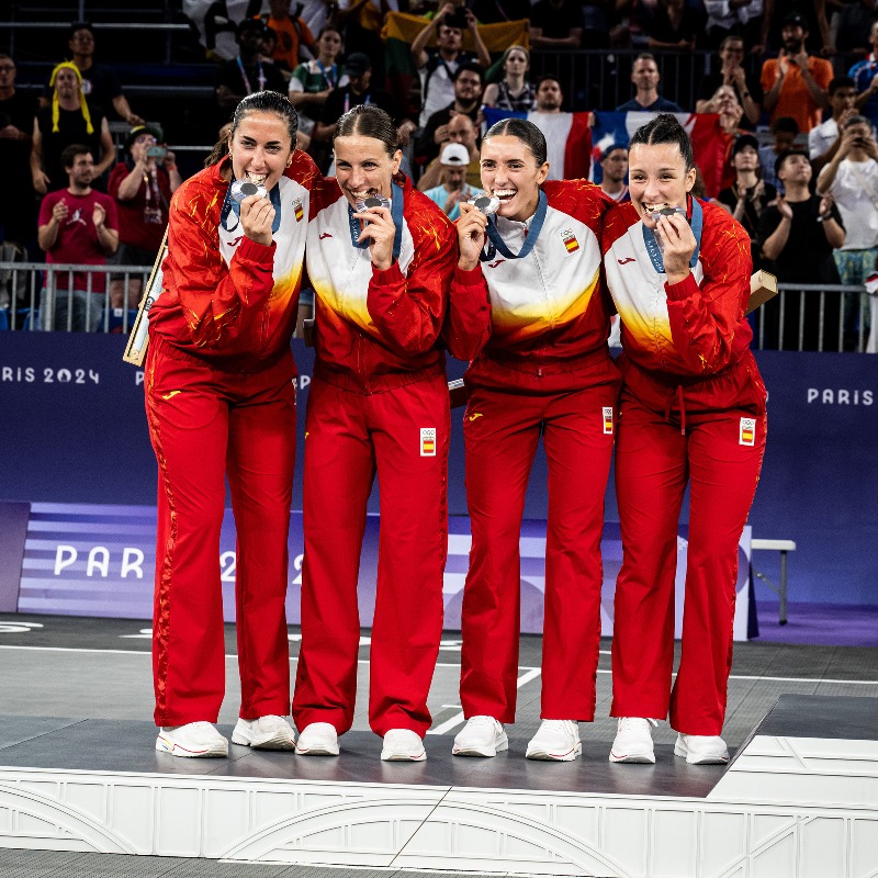 BaloncestoESP's tweet photo. 🇫🇷 @Paris2024 | La #SelFEM3x3🇪🇸 enganchó a TODA ESPAÑA 💥

Casi 2 MILLONES DE PERSONAS disfrutaron con la medalla de plata en @La1_tve 📺

#3x3Basketball #LaFamilia #SomosEquipo