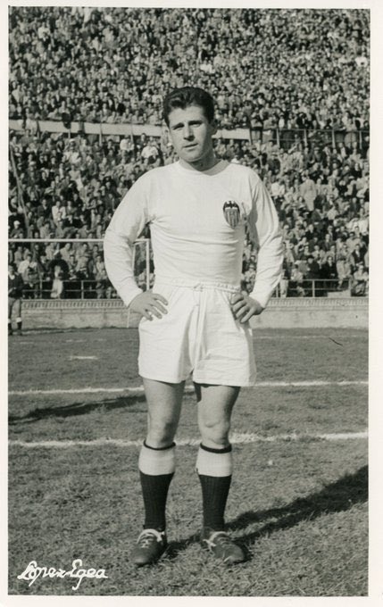 vicentchilet's tweet photo. El gran @valenciacf de Sueca. Sentiment de pertinença i molt de futbol. Dels arrossars va eixir una generació única que es va extendre 20 anys, que acaba amb la mort de Manyonet. | Fallece Mañó, el último exponente del gran Valencia de los suecanos 
 https://t.co/SZYbSGcXO6 https://t.co/dNHMJCUMEH