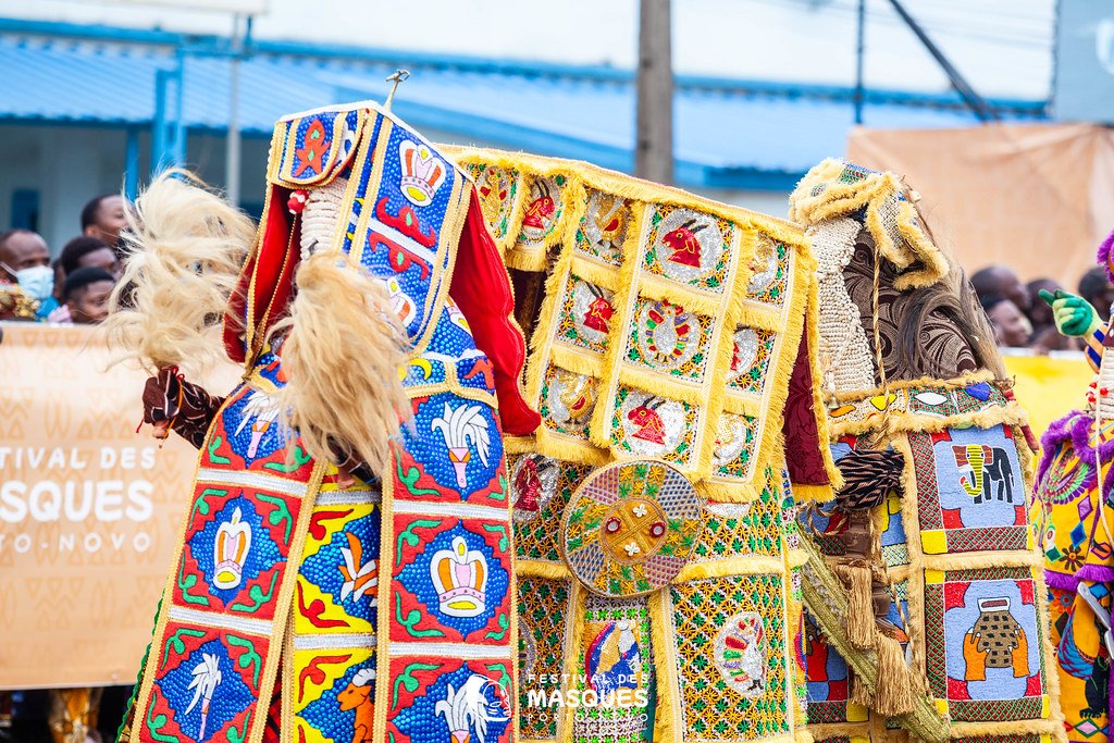 Le « Egungun » est un culte rendu à l'esprit des défunts qui se manifeste aux vivants. En dehors du Bénin, nous avons le Egungun au Nigéria. On retrouve la pratique de ce Vodun au Gabon, au Congo, en Guinée Équatoriale, en Côte d'Ivoire, en Amérique latine.
