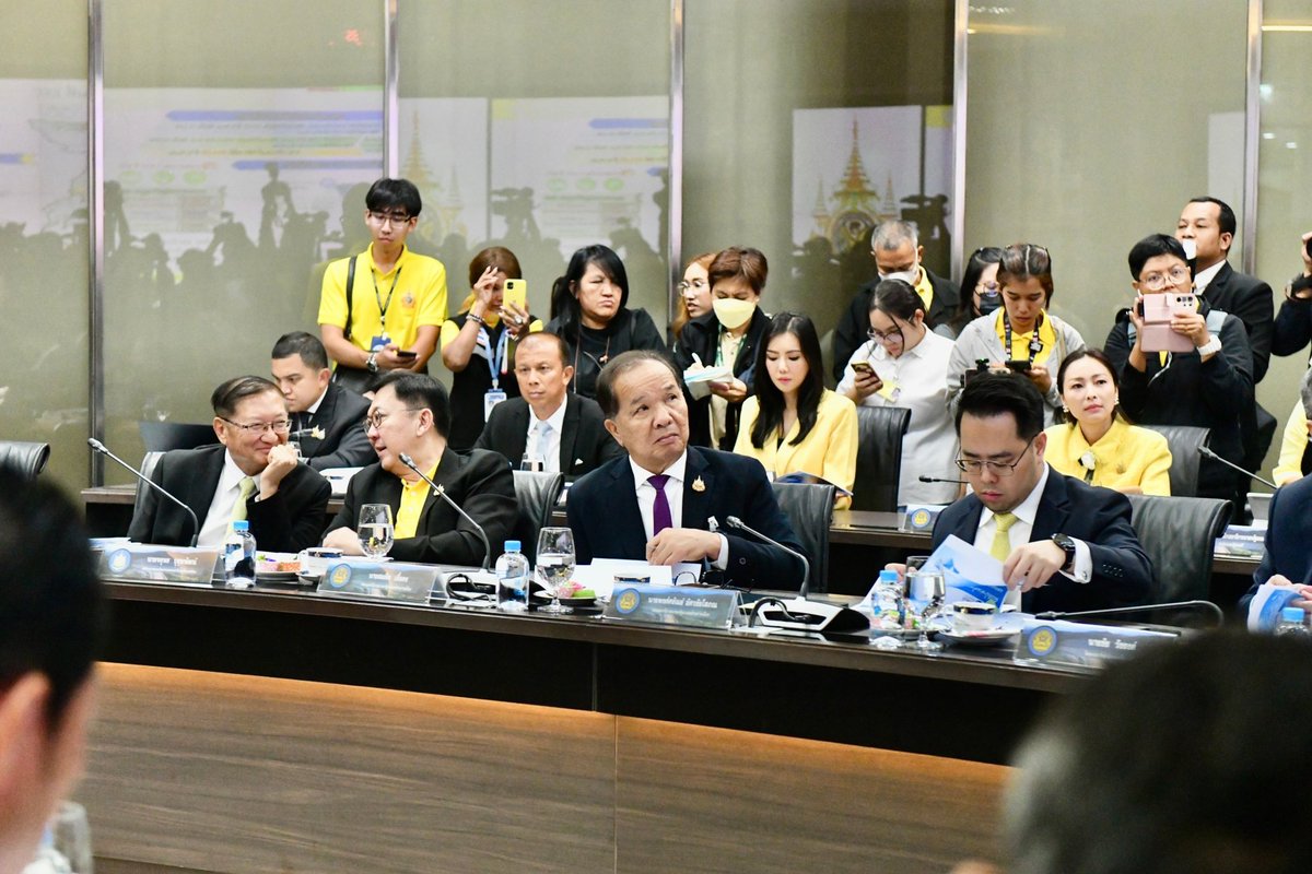 DrKenika's tweet photo. #นายกเศรษฐา ประชุมหารือการบริหารจัดการน้ำ เน้นให้บริหารและแก้ไขปัญหาน้ำอย่างรวดเร็ว เร่งรัดร่างแผนฯ 3 ปี ด้านทรัพยากรน้ำและโครงการสำคัญให้แล้วเสร็จ เสนอ ครม. ภายในเดือนสิงหาคม

นายก ยังฝากให้กรมชลประทานติดตามรายละเอียดเชิงลึกเกี่ยวกับปริมาณน้ำอย่างใกล้ชิด พร้อมให้เฝ้าดูพื้นที่เสี่ยง รวมถึงเร่งดำเนินการการขุดลอกแม่น้ำสุไหงโกลก ไม่ให้ตื้นเขิน ซึ่งขณะนี้ยังมีเวลาดำเนินการ โดยมีคณะกรรมการร่วมไทย-มาเลเซียร่วมด้วย เนื่องจากประเทศมาเลเซียและฝั่งไทยได้รับความเดือดร้อน เพื่อป้องกันไม่ให้เกิดน้ำท่วมในพื้นที่โดยเฉพาะในจังหวัดนราธิวาส

“ในบริเวณที่เกิดน้ำท่วมซ้ำซาก ให้ สทนช. บูรณาการร่วมกับกระทรวงเกษตรและสหกรณ์ และกระทรวงมหาดไทย ในการกำหนดขอบเขตพื้นที่รับผิดชอบเพื่อแก้ไขปัญหาน้ำท่วมให้ชัดเจน และขอเน้นย้ำให้บริหารสถานการณ์และแก้ไขปัญหาอย่างรวดเร็ว มีการสื่อสารกับประชาชนที่มีประสิทธิภาพ เพื่อสร้างความรู้ความเข้าใจ เข้าถึง และทำให้พี่น้องประชาชนได้รับผลกระทบน้อยที่สุด”

#รัฐบาลเศรษฐา #เศรษฐาทวีสิน #เศรษฐา
#รัฐบาล #กระทรวงเกษตร
#น้ำท่วม #น้ำแล้ง #กรมชล