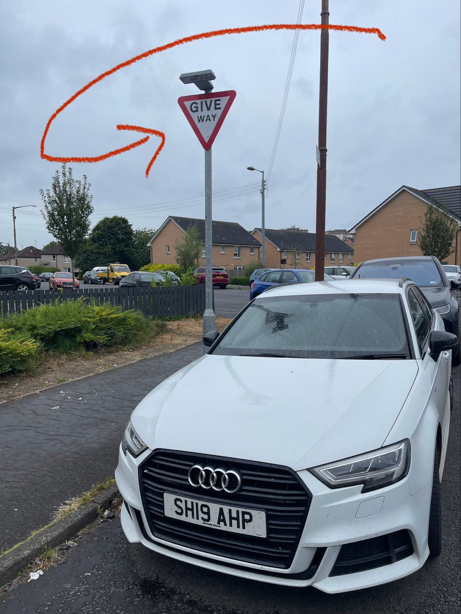 MattOFreeman's tweet photo. In the USA our sign simply says “Yield.”

The Scots have a much more clever command.  🤣 https://t.co/CaX2lJ96Uk