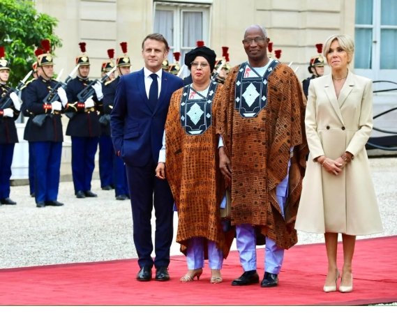 Zhalha2's tweet photo. Les couples Foulah, Peul, Foulani reçus à l'Elysée :
Couple Ahidjo
Couple Bouhari
Couple Sankara
Couple Sall
Couple Ambalo
Couple Bah...
Ainsi va la vie!
#224mafierté
@bahourykigna 
@ABDELDJALIL224 
@thbary https://t.co/wYFWrZcjiP