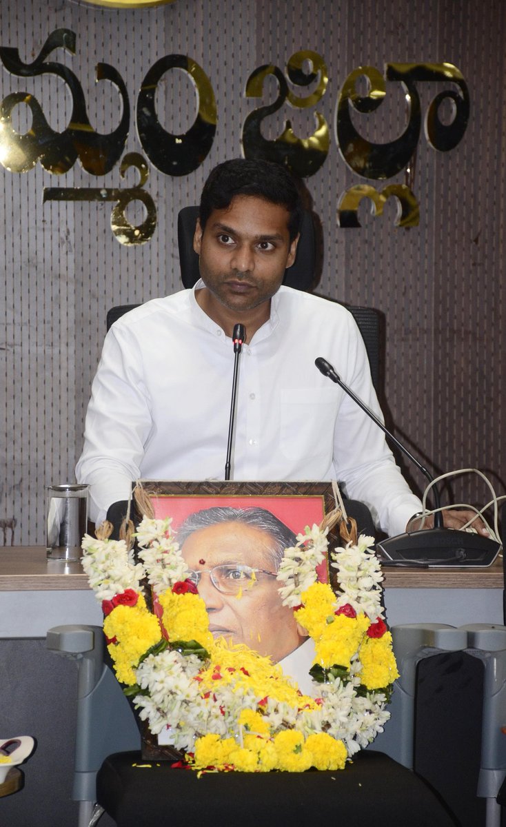 Collector_KMM's tweet photo. ఆచార్య కొత్తపల్లి జయశంకర్ గారి జయంతి వేడుకలు

మండల స్థాయి ప్రజావాణి, బుధవారం ప్రభుత్వ పాఠశాల భోజనం, కలెక్టరేట్ సౌకర్యాలపై సమీక్ష

దళిత బంధు పథక అమలుపై గ్రామాల ప్రత్యేక అధికారులతో సమీక్ష

విద్యా ప్రమాణాల పెంపుపై విద్యా శాఖ అధికారులతో సమీక్షించిన జిల్లా కలెక్టర్, ముజమ్మిల్ ఖాన్.. https://t.co/GM77w37e2G