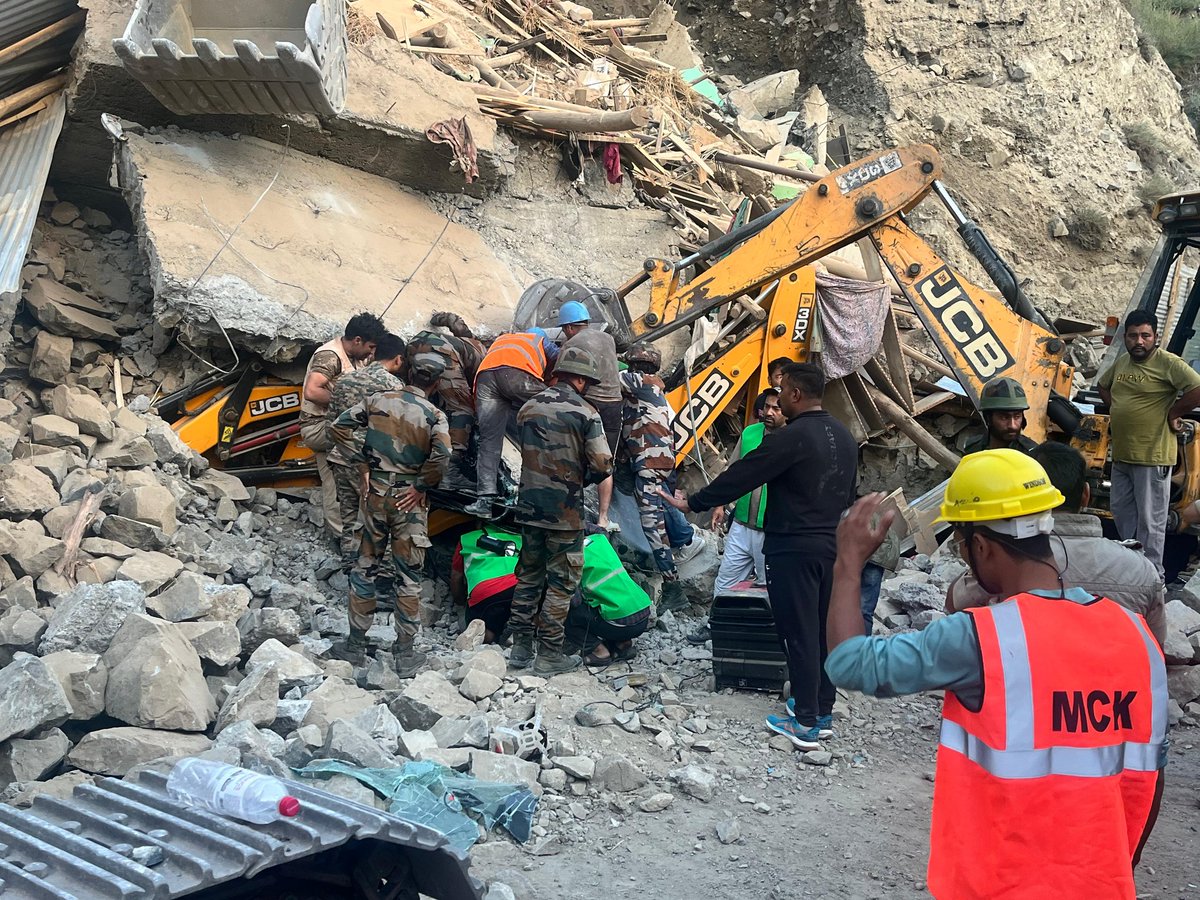 firefurycorps's tweet photo. #IndianArmyPeoplesArmy
In a remarkable display of coordinated efforts, #IndianArmy Columns of #ForeverinOperationsDivision along with @Kargilpolice & civil volunteers undertook arduous & risky extrication of three indls stuck in a landslide near Fatima Chowk in Kargil Town.
#WeCare
@adgpi
@NorthernComd_IA
@lg_ladakh
@prodefleh
@DIPR_Kargil
@LAHDC_Kgl