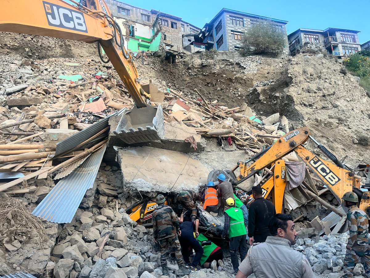 firefurycorps's tweet photo. #IndianArmyPeoplesArmy
In a remarkable display of coordinated efforts, #IndianArmy Columns of #ForeverinOperationsDivision along with @Kargilpolice & civil volunteers undertook arduous & risky extrication of three indls stuck in a landslide near Fatima Chowk in Kargil Town.
#WeCare
@adgpi
@NorthernComd_IA
@lg_ladakh
@prodefleh
@DIPR_Kargil
@LAHDC_Kgl