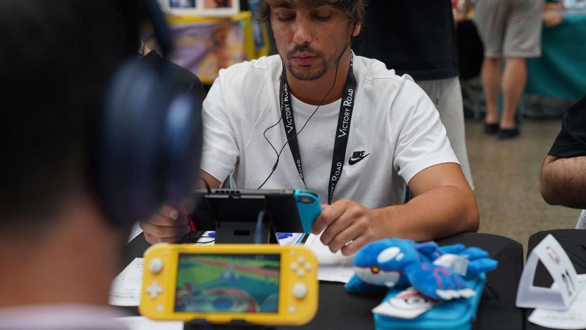 Juli_VGC's tweet photo. Experiencia y ambiente espectacular en el League Cup de @VictoryRoadES celebrado este fin de semana en Madrid. Con ganas de más! https://t.co/iFOvZDp1Gw