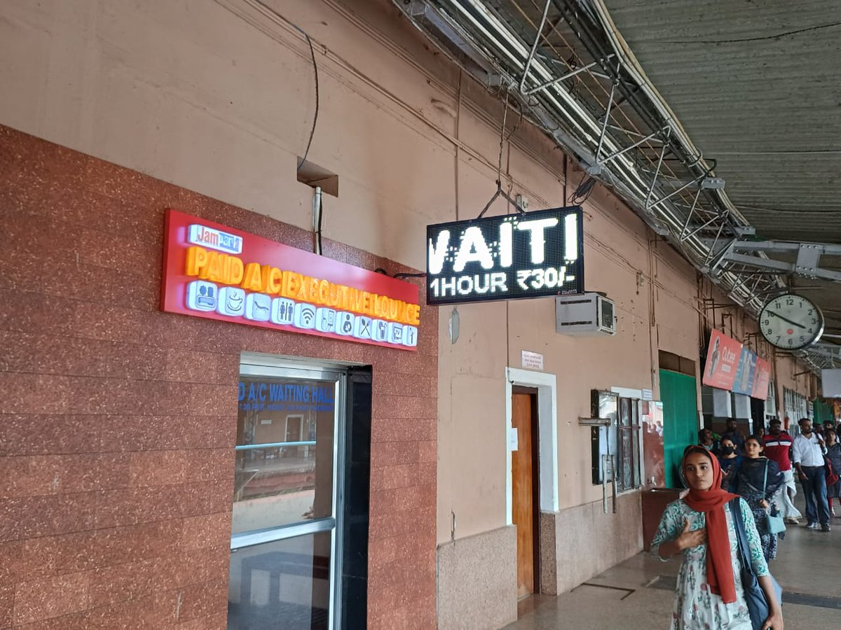 DRMPalghat's tweet image. While you wait for your train, enjoy the comfort of our air-conditioned A/c executive lounge at Kozhikode Railway Station Platform No. 1.

#southernrailway 
#Indianrailway
#KozhikodeRailwayStation