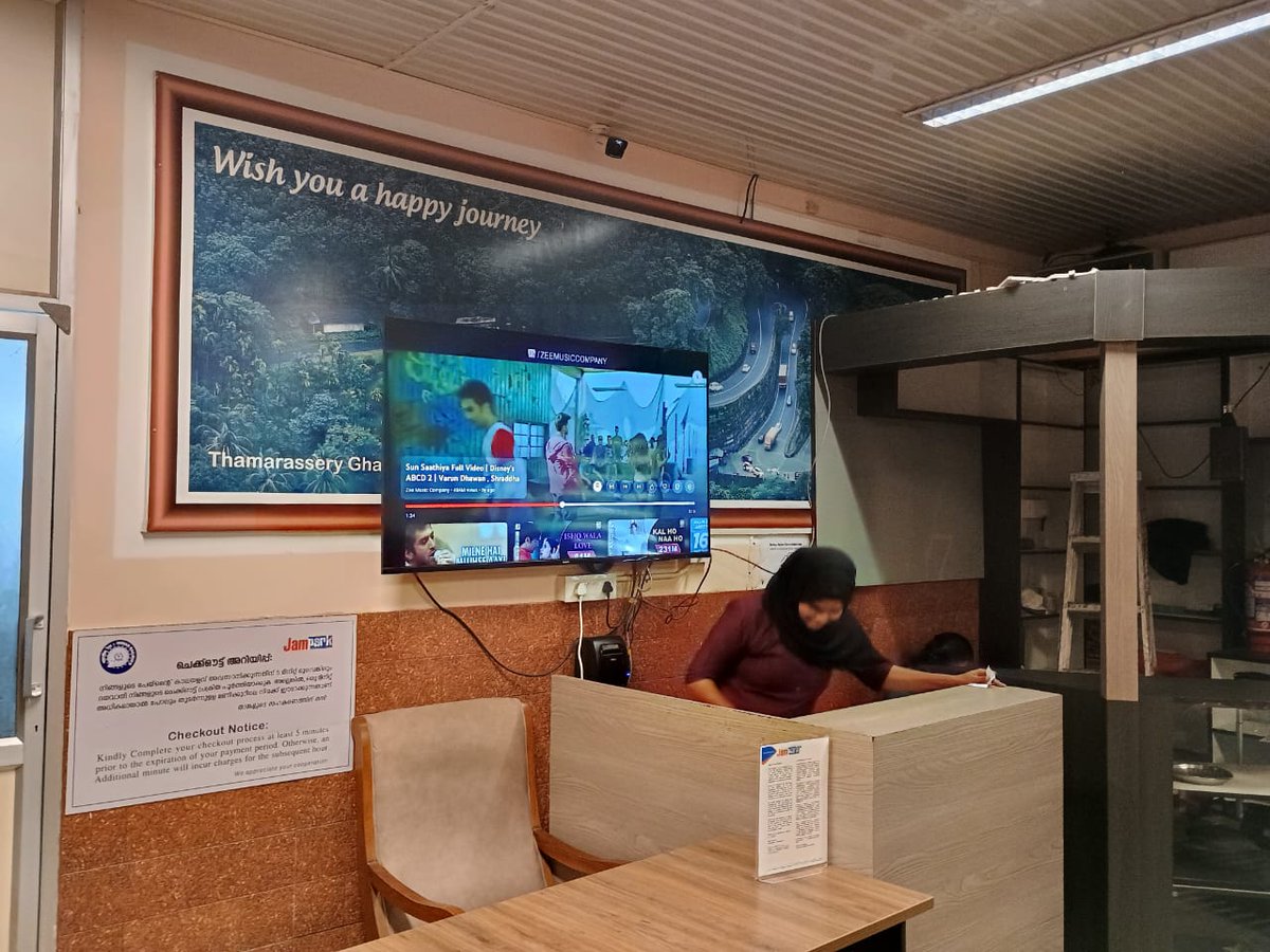 DRMPalghat's tweet image. While you wait for your train, enjoy the comfort of our air-conditioned A/c executive lounge at Kozhikode Railway Station Platform No. 1.

#southernrailway 
#Indianrailway
#KozhikodeRailwayStation