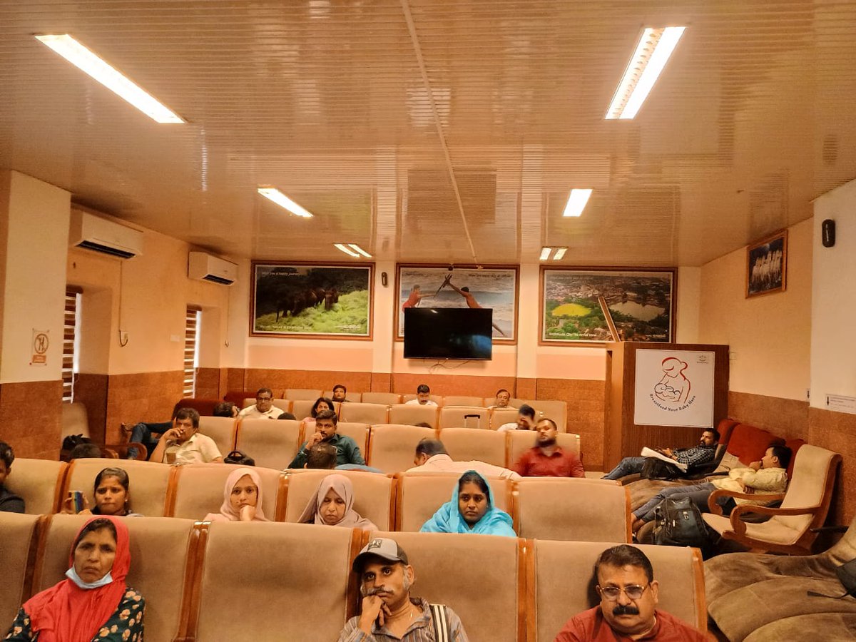 DRMPalghat's tweet image. While you wait for your train, enjoy the comfort of our air-conditioned A/c executive lounge at Kozhikode Railway Station Platform No. 1.

#southernrailway 
#Indianrailway
#KozhikodeRailwayStation