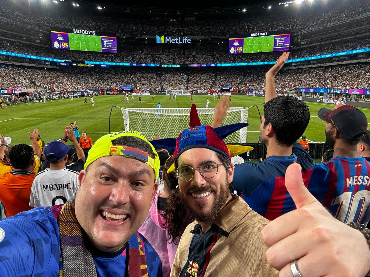 ConfePenyesFCB's tweet photo. 🔥 Les penyes van estar al costat de l'equip en una nova victòria a la gira!

📲 https://t.co/XFviBAT8HP

🔵🔴 #FemBarçaFemPenya #ForçaBarça https://t.co/VZzTJJooUZ