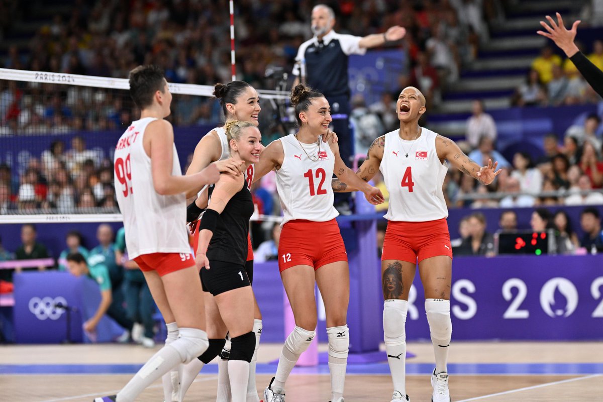 🇹🇷 A Milli Kadın Voleybol Takımımız, Çin karşısında 1-0 geriye düştüğü maçı 3-2 kazandı ve #Paris2024 'te adını yarı finale yazdırdı.