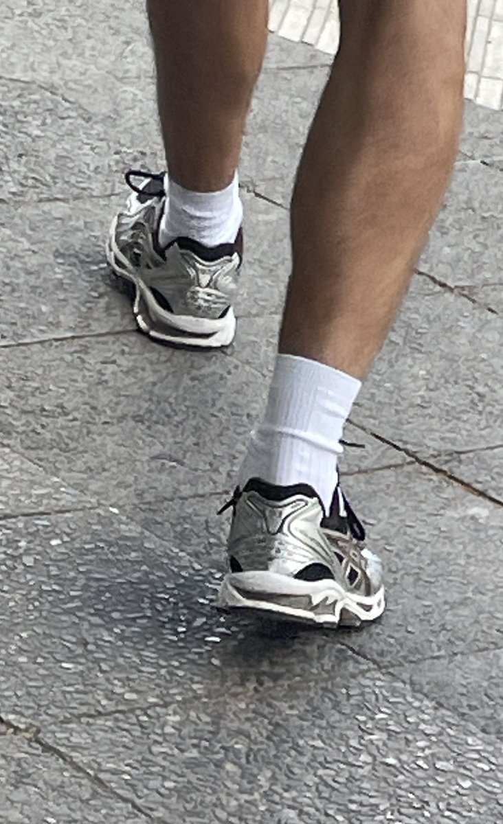 Snax42's tweet photo. Damn, so cool asics with white socks 🤤 Would you follow him with me till his home? #silverasics #whitesocksandasics #asicsshoes https://t.co/aN6iMExL4m