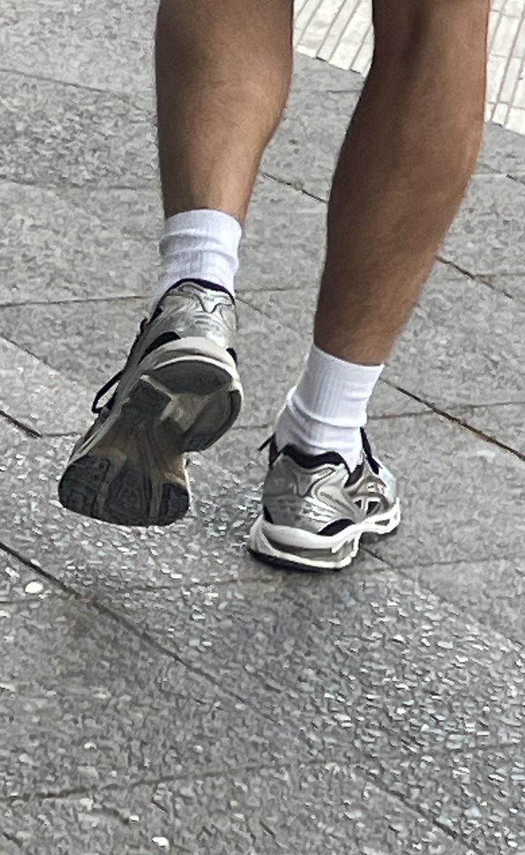 Snax42's tweet photo. Damn, so cool asics with white socks 🤤 Would you follow him with me till his home? #silverasics #whitesocksandasics #asicsshoes https://t.co/aN6iMExL4m