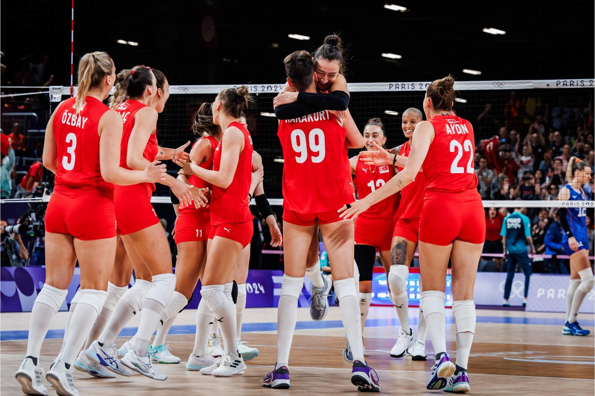 Temmzvolley's tweet photo. 🔥Filenin Sultanları, 100 yıllık tarihimizde bir ilki gerçekleştirdi 🇹🇷🇹🇷

✅ Bugün 100 yıllık tarihimizde ilk kez bir takım sporunda olimpiyat yarı finaline yükseldik

📍Artık 2 madalya maçı oynamayı garantiledik

#Paris2024 #FileninSultanları https://t.co/9bpn7wTg9n