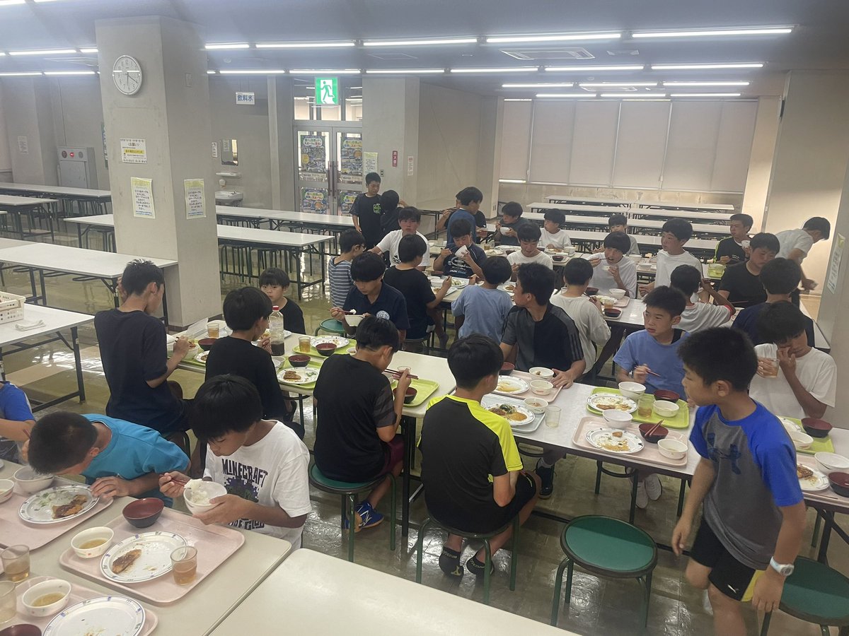 isca_info's tweet photo. 今日からU 15は合宿､U 12とスクール生は宿泊体験キャンプ。

夕立の中､ゲームをみんなでしました。

夕食もみんなで。 https://t.co/7x6CvaJ7xY