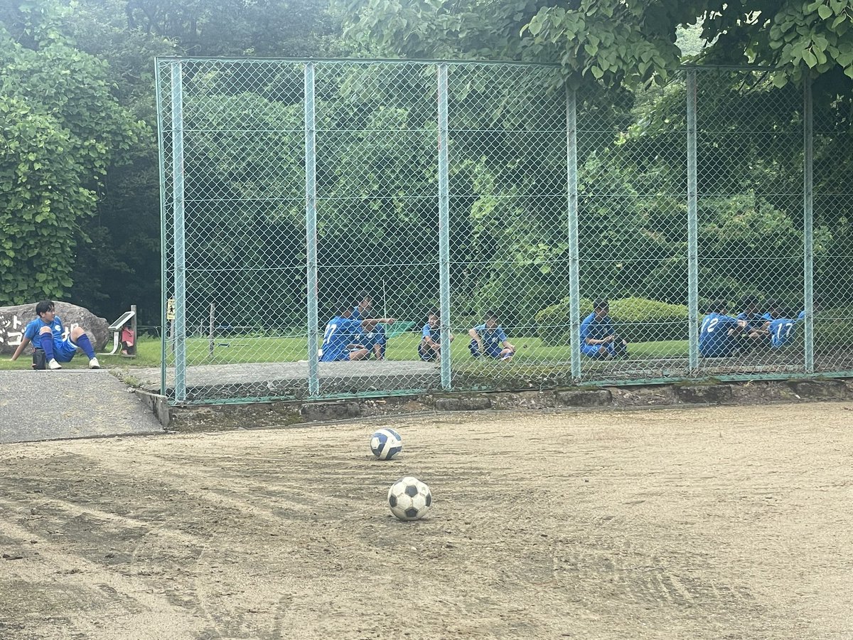 isca_info's tweet photo. 今日からU 15は合宿､U 12とスクール生は宿泊体験キャンプ。

夕立の中､ゲームをみんなでしました。

夕食もみんなで。 https://t.co/7x6CvaJ7xY