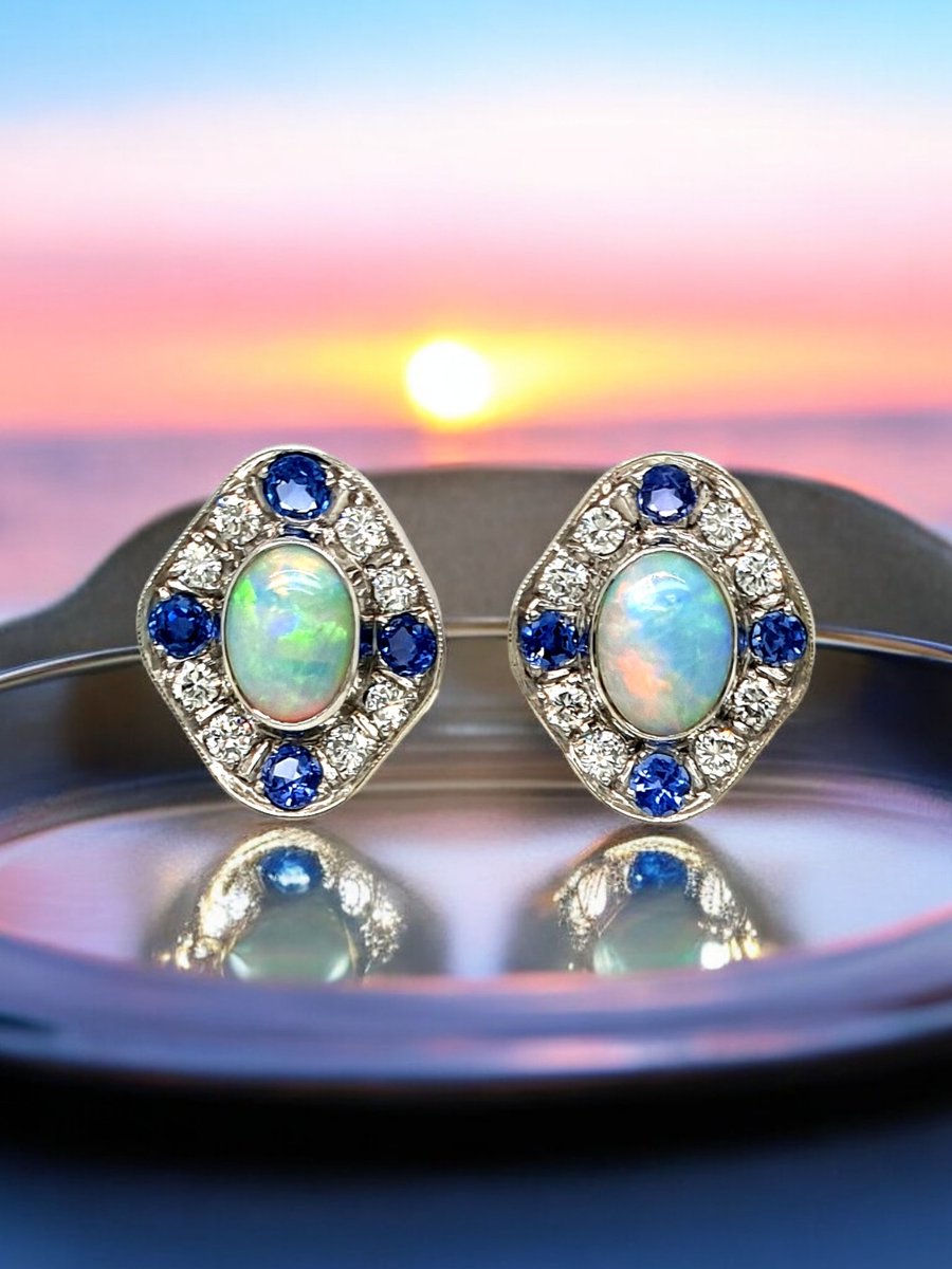 CraigHumphries's tweet image. Those Opals Remind me of 'Red Skies at Night, Shepherds Delite' 

White gold, solid opal, diamond and Ceylon sapphire stud earrings

#solidopalearrings #opalearrings #ceylonsapphire #diamond #whitegold #earrings #lgh #lghumphries #sydney #Australia 
lgh.net.au