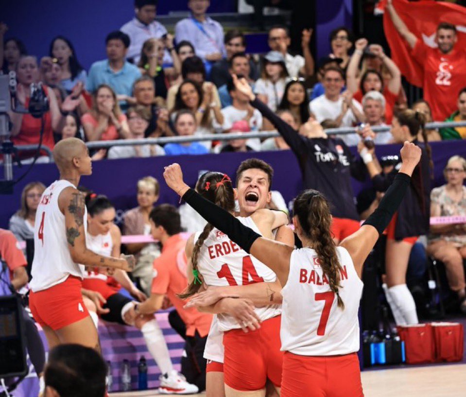 Muhteşem bir maç, muhteşem bir mücadele! Sizlerle gurur duyuyoruz. Her zaman yanınızdayız #FileninSultanları! 🇹🇷🇹🇷