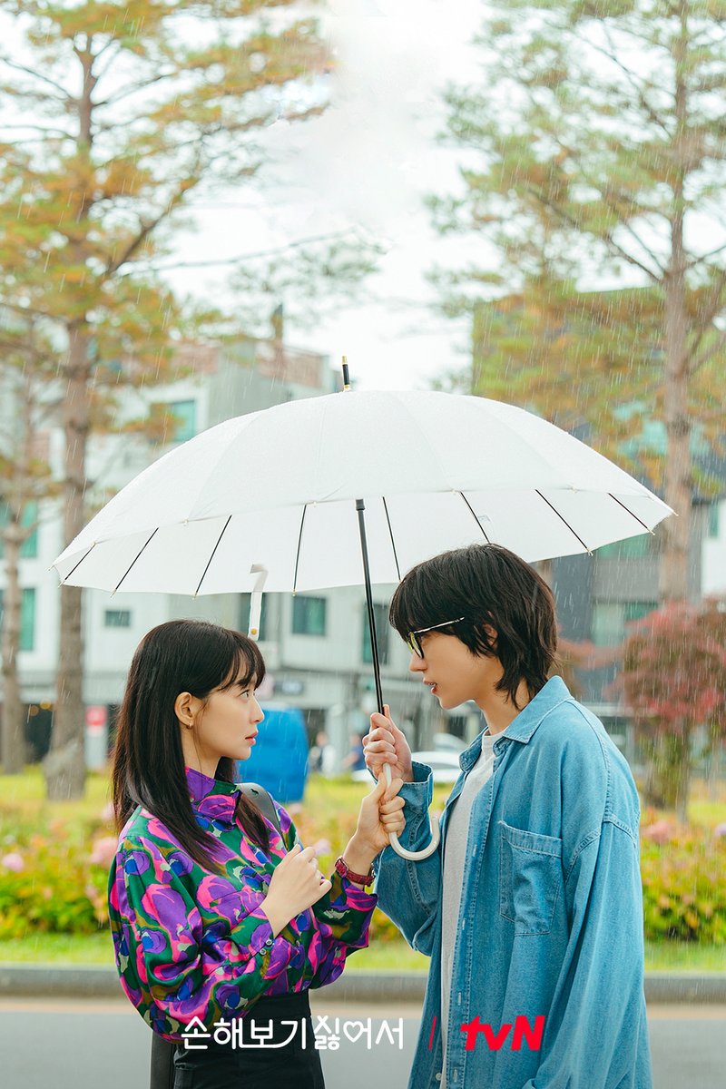 CJnDrama's tweet photo. 우산 아래 아슬아슬한 눈맞춤 (˶• ﻌ •˶)
해영X지욱 발칙한 제안으로 시작된 만남💘

손익 제로 로맨스 <손해 보기 싫어서>
8/26 [월] 저녁 8:50 첫 방송 | tvN X TVING

#tvN_TVING_오리지널_드라마
#손해보기싫어서 #NoGainNoLove
#신민아 #김영대 #이상이 #한지현 https://t.co/xdRkH0kb9U