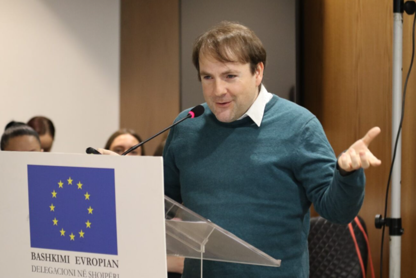 Solidar_EU's tweet photo. #SummerRecs🌴

What’s the state of social rights &amp; democracy in the Western Balkans?

Last May, @ForLabourRights hosted an event in 🇦🇱 to present the Social Rights Monitor 2023 evaluating rights &amp; progress towards a just transition in 🇪🇺.

Read more 👇
https://t.co/LxRQag8Vor https://t.co/L8O9vXgneD