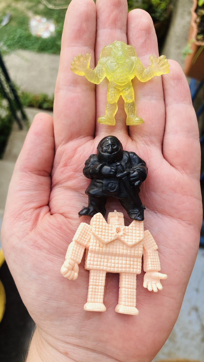 Je fais du tri et je retrouve des trésors d’enfance #monstersinmypocket <a href="/Decennies/">DECENNIE'S</a> <a href="/Spades_CS/">Spades</a> <a href="/DrNostal/">Dr Nostal in rétro veritas</a>  (le transparent est un peu gluant 😨)