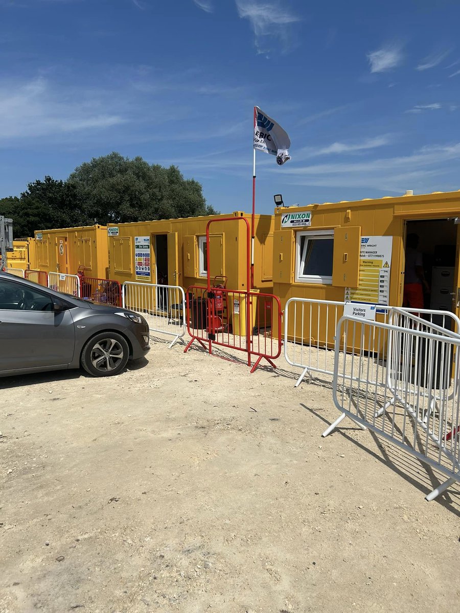 NixonHire's tweet image. Some very fresh-looking units installed at a customer’s site in Doncaster recently – a mains toilet unit and row of 20ft offices and canteens make up this small site! Well done to Castleford Depot for this excellent setup delivered to a happy customer!
#hirethatworks #sitesetup