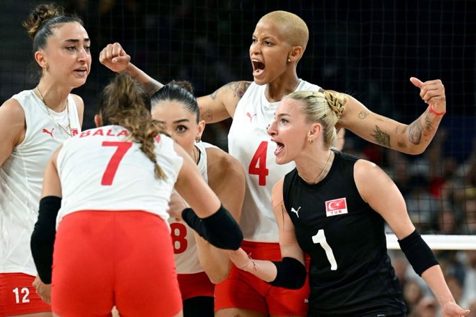 sportcelltr's tweet image. 🔥🇹🇷 Tarih yazmaya devam ediyoruz! #FileninSultanları

Filenin Sultanları, çeyrek finalde sergiledikleri eşsiz mücadelenin ardından yarı finale yükseliyor!