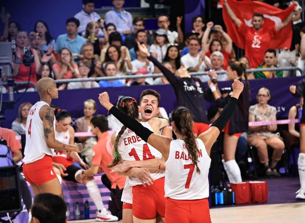 Goztepe's tweet photo. YARI FİNALDEYİZ!🇹🇷🇹🇷🇹🇷

Çin’i 3-2 mağlup ederek #Paris2024’te yarı finale yükselen #FileninSultanları’nı muhteşem mücadelesi için tebrik ederiz! 👏👏👏 https://t.co/d5x1rQzAh2
