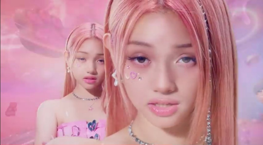 hyerimimiese's tweet photo. From “What you think about me?” 🤔💭 to “I will show the real to you ever after” 😏💫
Our #GEHLEE slaying left and right! 👑💘
STREAM CURIOUS MV OUT NOW!
🔗https://t.co/Nqk5fcCWht
#UNIS #UNIS_CURIOUS #GEHLEEDANGCA #EverAfter #evies https://t.co/4lAVpfi6Ie