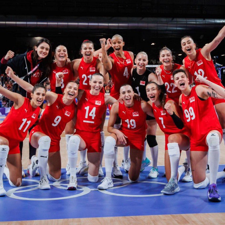 Biz, tüm engellemelere, baskılara, cam tavanlara rağmen dimdik ayakta duran pırıl pırıl kadınların ülkesiyiz!