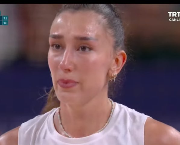 _heyyavrumhey_'s tweet image. Tarihimizde böyle muhabere görülmedi 😂 🇹🇷#FileninSultanları #ÇİN #Derya #voleybol #olimpiyat #Meliha #Cansu