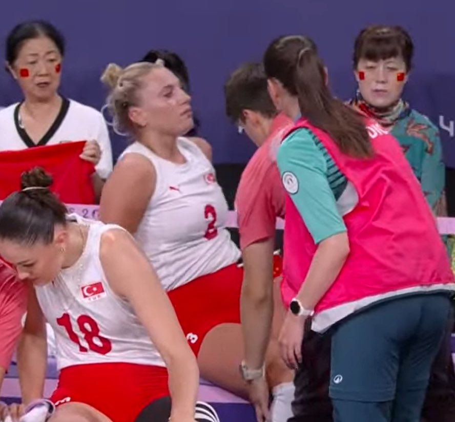 _heyyavrumhey_'s tweet image. Tarihimizde böyle muhabere görülmedi 😂 🇹🇷#FileninSultanları #ÇİN #Derya #voleybol #olimpiyat #Meliha #Cansu