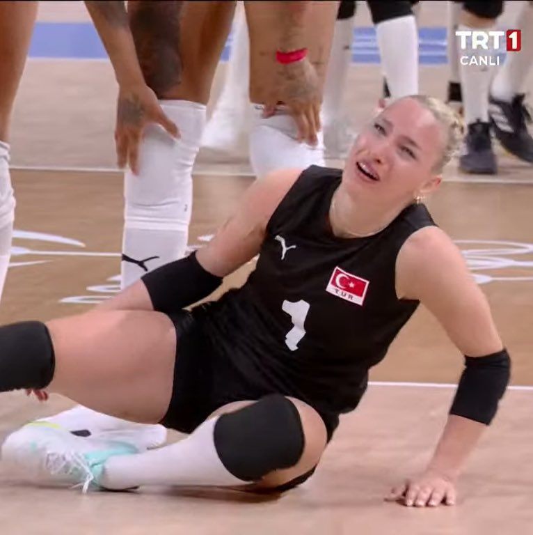 _heyyavrumhey_'s tweet image. Tarihimizde böyle muhabere görülmedi 😂 🇹🇷#FileninSultanları #ÇİN #Derya #voleybol #olimpiyat #Meliha #Cansu