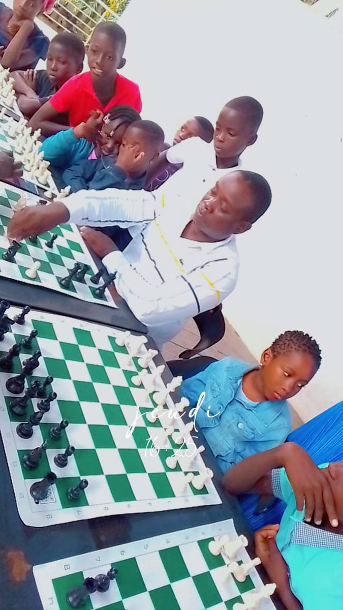 AMEWOUNOUJ21301's tweet photo. Afin de toujours communiquer largement autour de la distribution et le partage des échiquiers Gift of Chess, un tournoi d'exhibition avec reportage de la Télévision nationale du Togo pour les jeunes de 7 à 15 ans à la Maison du Bien Être/ Djidjolé/Lomé/Togo ce jeudi 1er août 2024@thegiftofchess